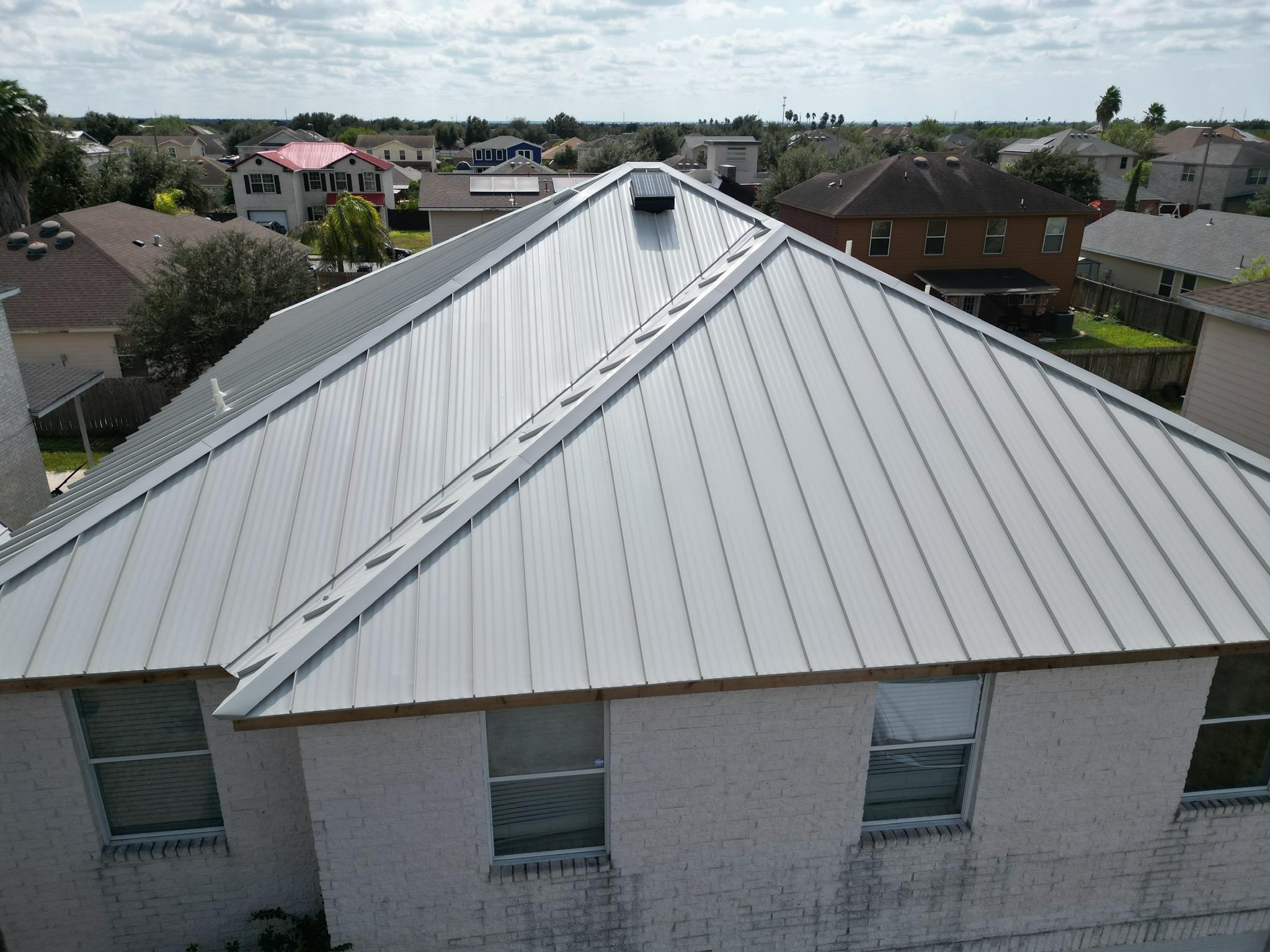 metal roof wind resistance during storm conditions