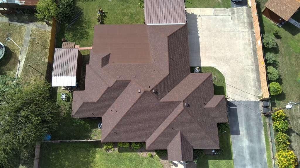 Owens Corning Platinum Preferred roofing contractor installing shingles.